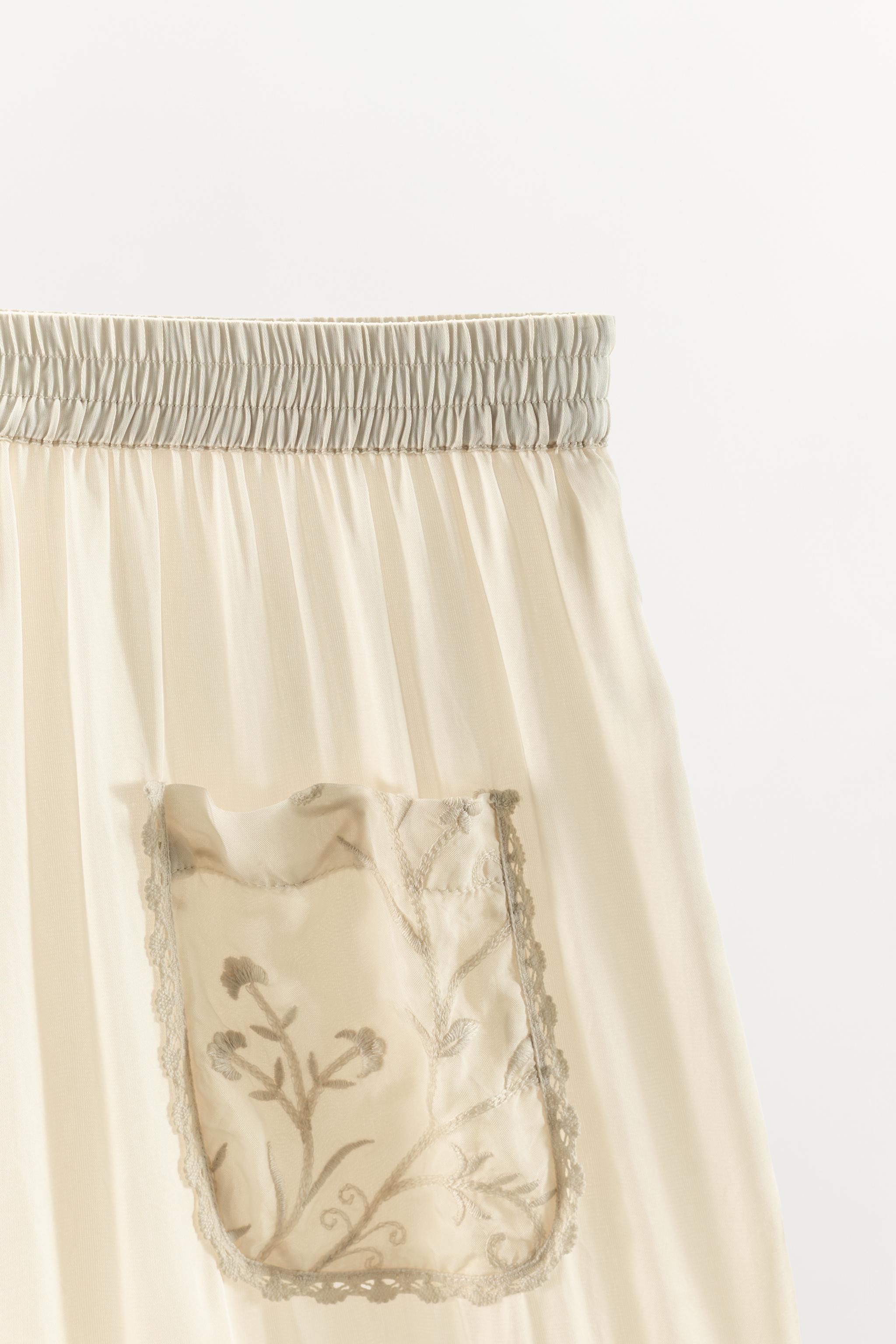 PANTALON EN MATIÈRES VARIÉES AVEC DENTELLE ET BRODERIES FLORALES
